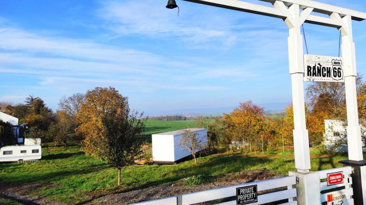 Ranch 66 - Moderni Tiny House Black Swallow Ve Stylu Route 66 Se Saunou A Bazenem Tršice Exteriör bild