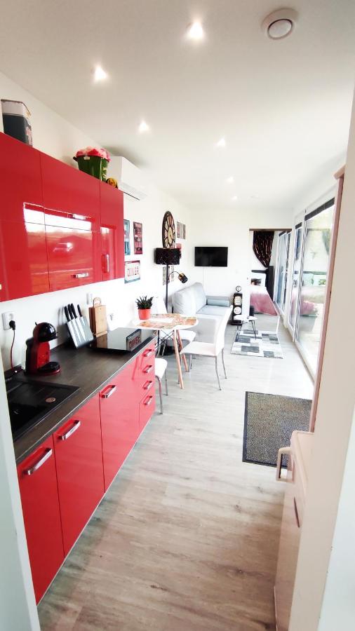 Ranch 66 - Moderni Tiny House Black Swallow Ve Stylu Route 66 Se Saunou A Bazenem Tršice Exteriör bild