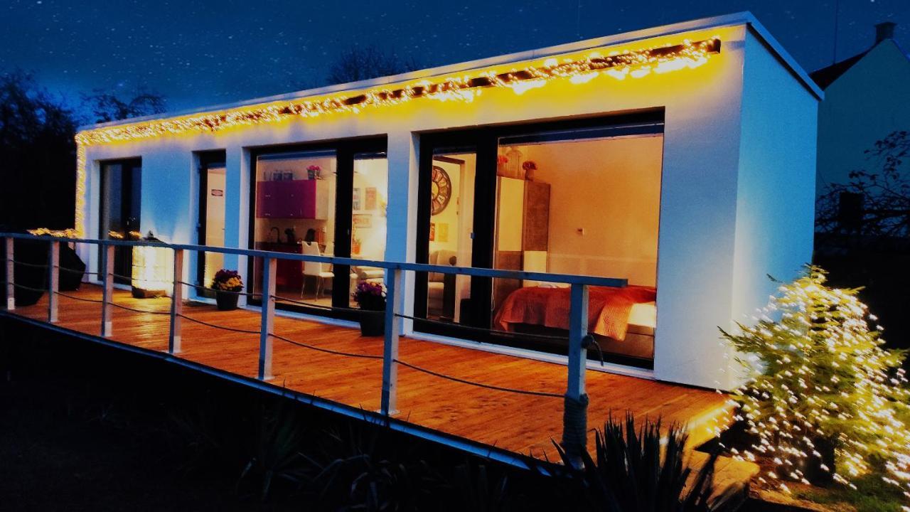Ranch 66 - Moderni Tiny House Black Swallow Ve Stylu Route 66 Se Saunou A Bazenem Tršice Exteriör bild