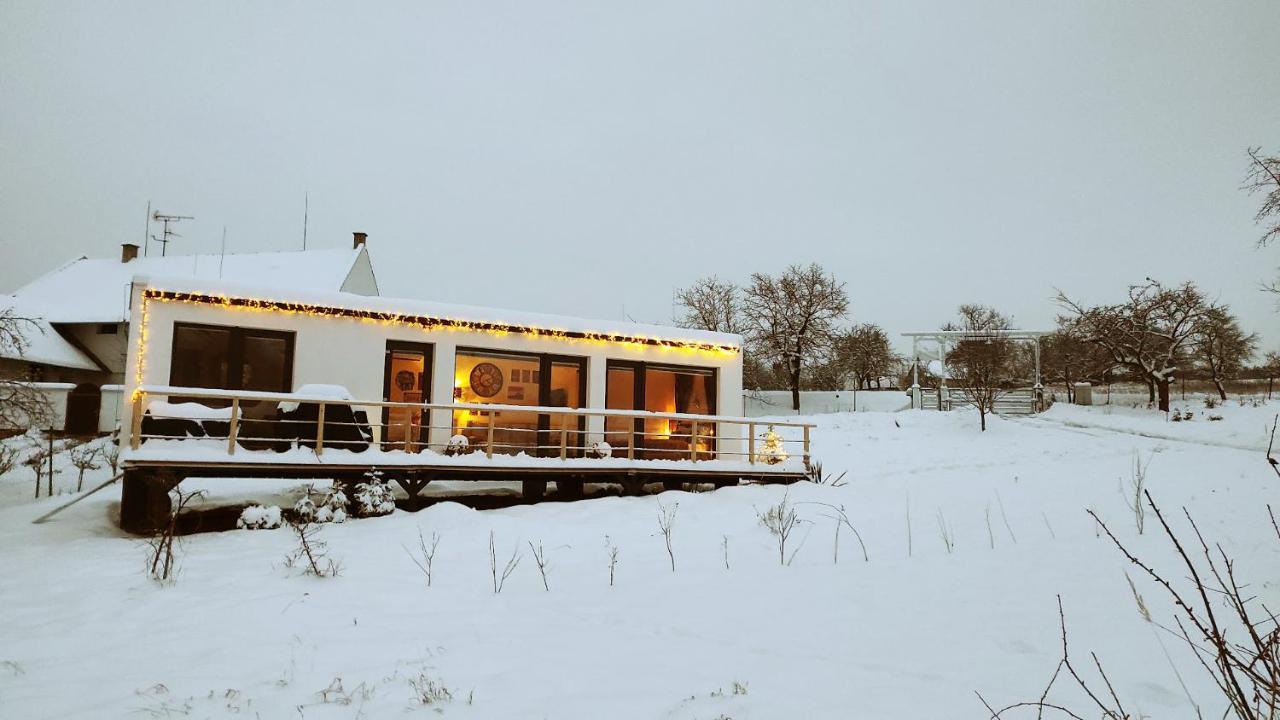 Ranch 66 - Moderni Tiny House Black Swallow Ve Stylu Route 66 Se Saunou A Bazenem Tršice Exteriör bild