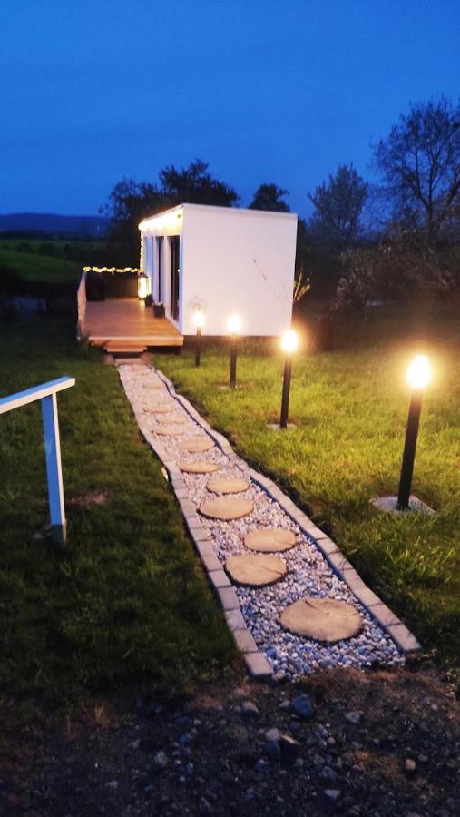 Ranch 66 - Moderni Tiny House Black Swallow Ve Stylu Route 66 Se Saunou A Bazenem Tršice Exteriör bild