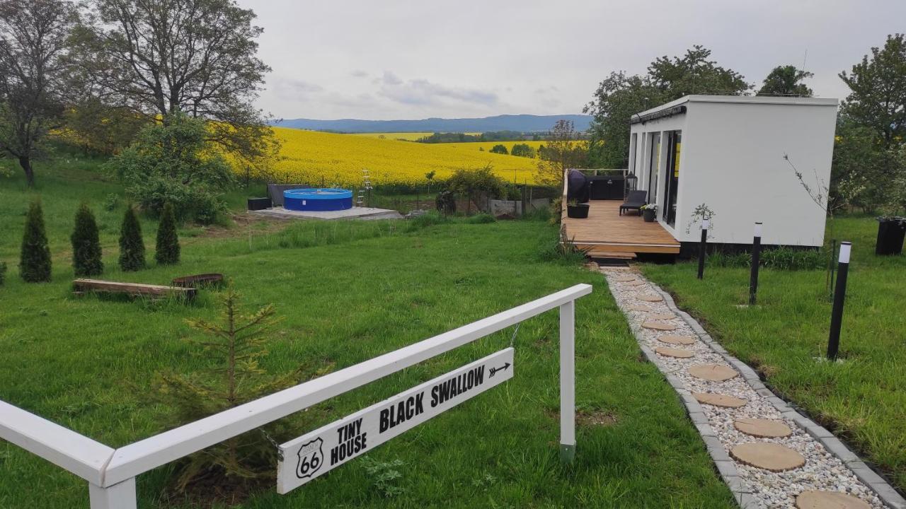 Ranch 66 - Moderni Tiny House Black Swallow Ve Stylu Route 66 Se Saunou A Bazenem Tršice Exteriör bild