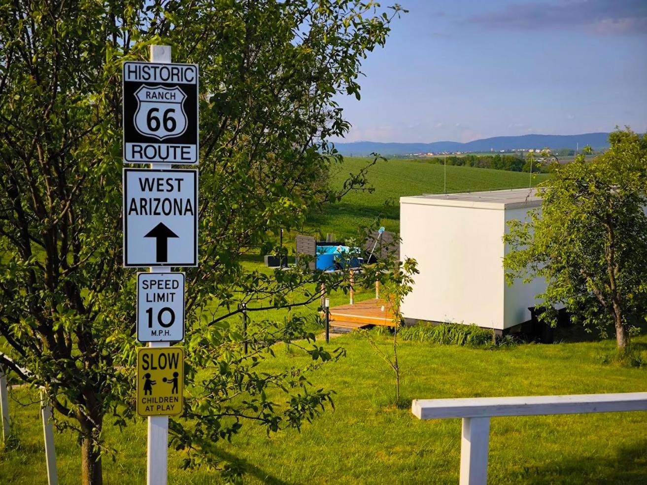 Ranch 66 - Moderni Tiny House Black Swallow Ve Stylu Route 66 Se Saunou A Bazenem Tršice Exteriör bild