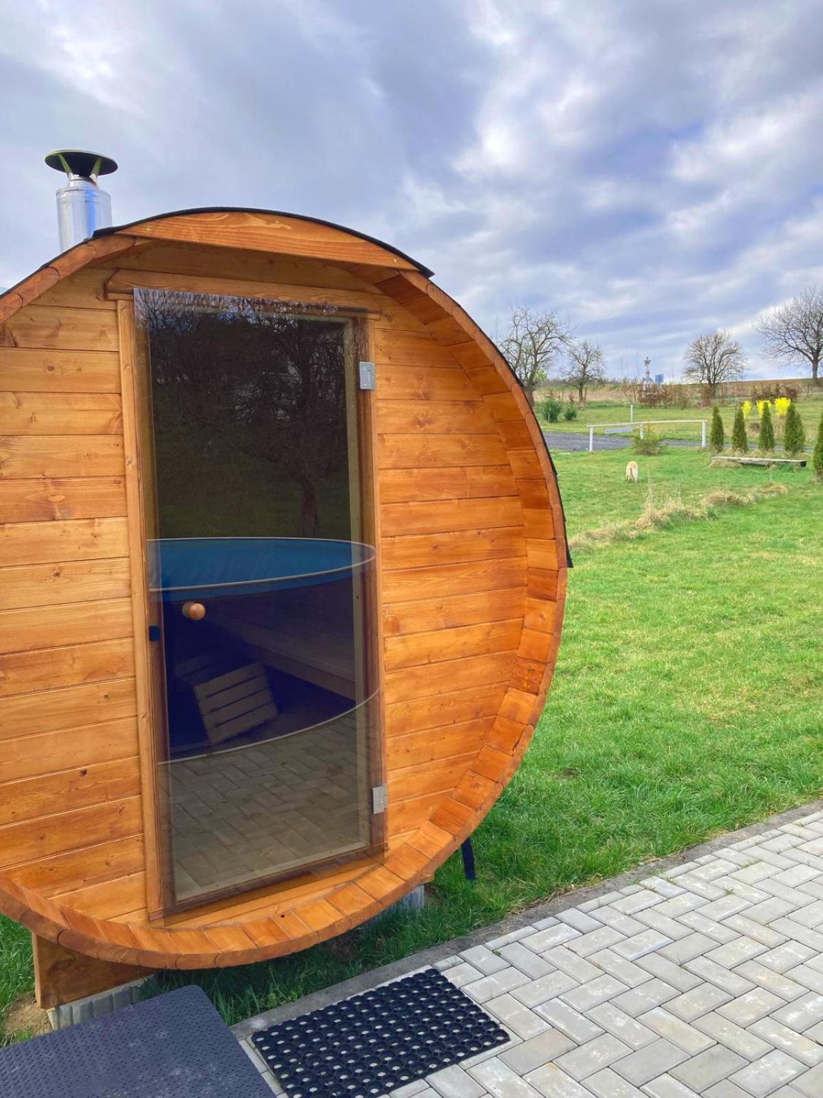 Ranch 66 - Moderni Tiny House Black Swallow Ve Stylu Route 66 Se Saunou A Bazenem Tršice Exteriör bild